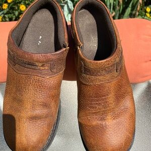 Women’s leather clogs from Roper